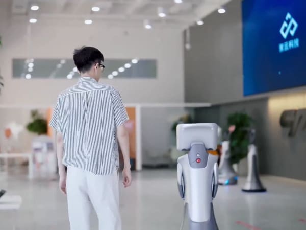 GreetingBot Nova 2