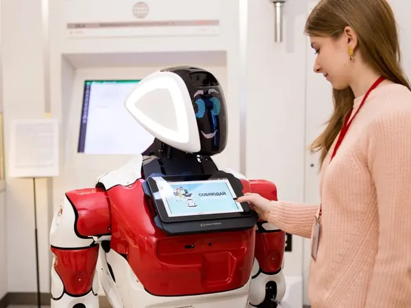 Promobot V.4 8