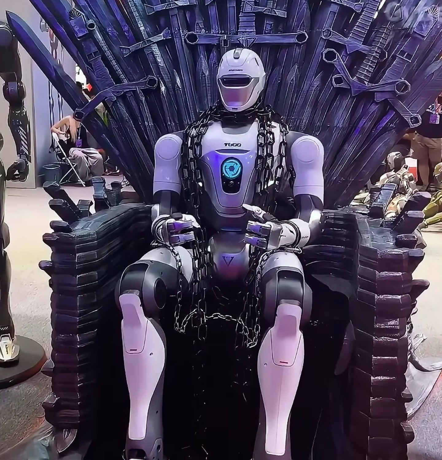 EngineAI T800 Kicks CEO in Combat-Ready CES Debut