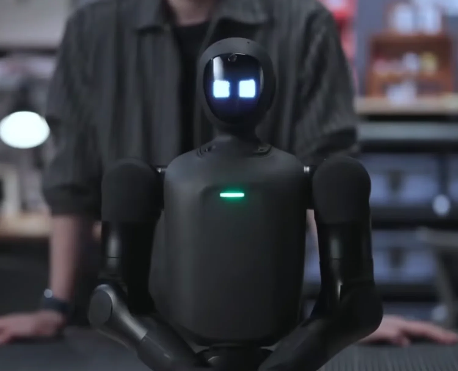 AgiBot's Q1 Mini Humanoid Conquers CES with Backpack Portability