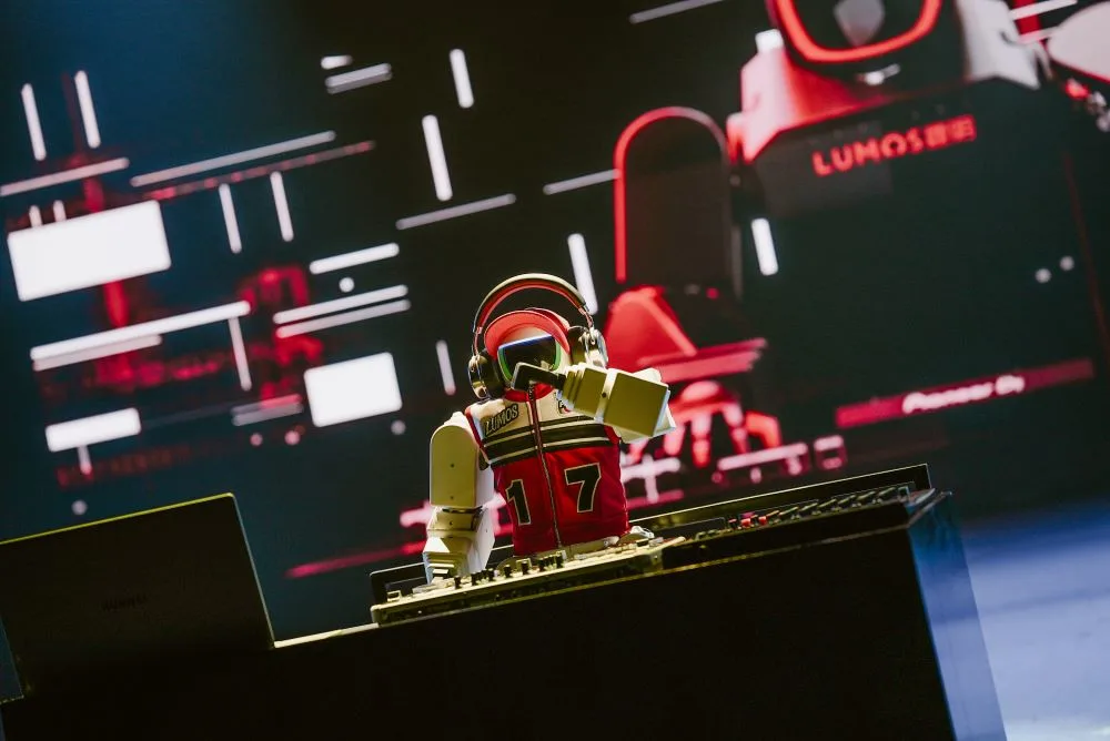 Lumos Robotics Stages the World's First Humanoid Robot Theater in Shenzhen paragraph media